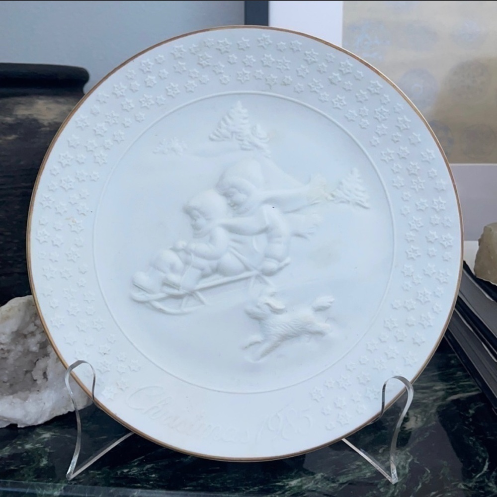 AVON VINTAGE (1985) A CHILD’S CHRISTMAS PORCELAIN 24KARAT TRIM DECORATIVE PLATE